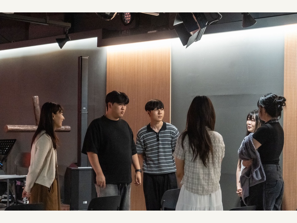 서로 이야기를 나누는 라이즈처치 성도들
