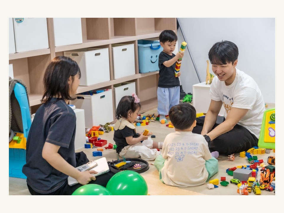 아이들과 눈높이를 맞추며 함께하는 어른들